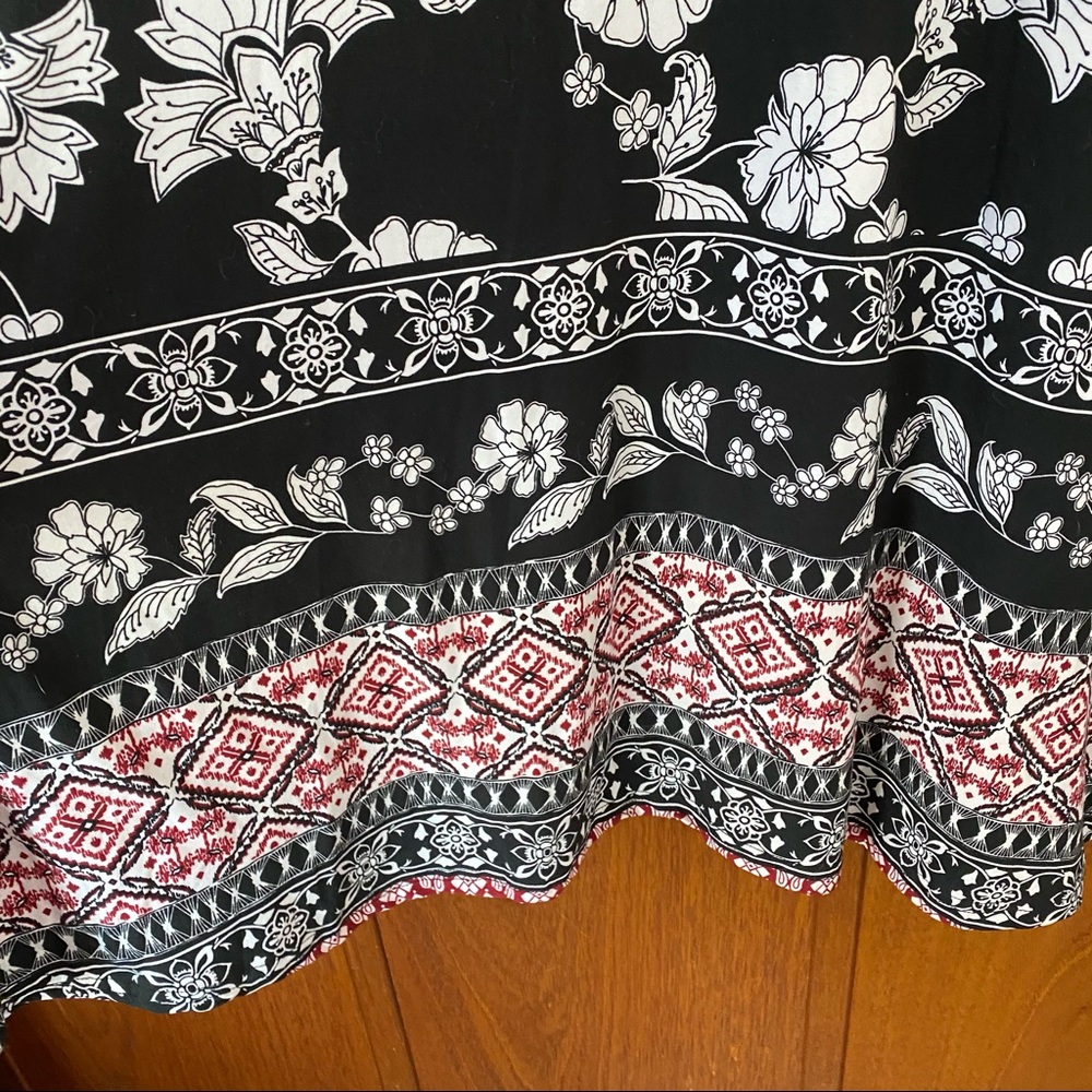 NWT Lildy V-Neck Floral Tunic Dress Red Accents - Picture 7 of 11